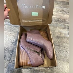 NIB Journee Collection glam tru comfort foam wedge bootie size 11 color purple